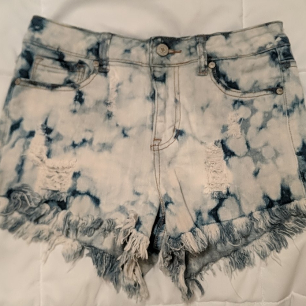 Acid wash cutoff denim shorts. Mid/high rise.